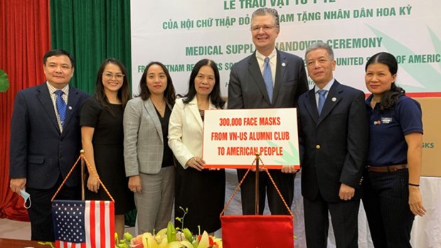 US Ambassador to Vietnam Daniel Kritenbrink receives the donations (Photo: US Embassy in Vietnam)