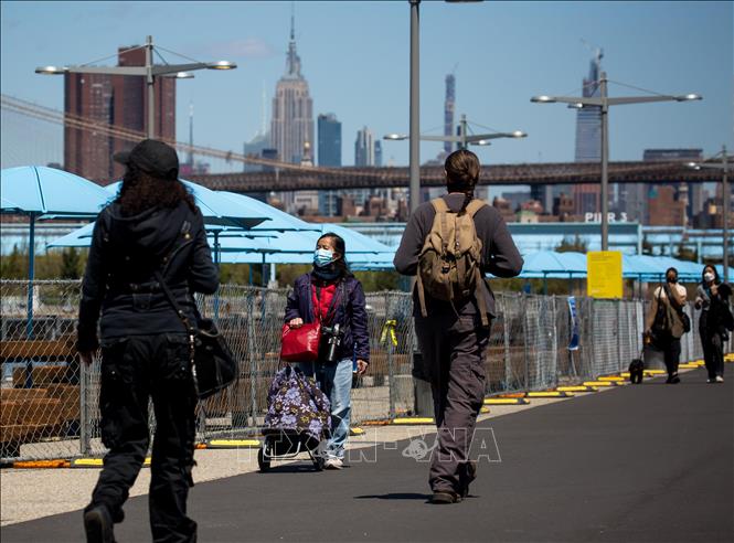 Người dân đeo khẩu trang phòng dịch Covid-19 khi đi dạo trong công viên ở Brooklyn, New York, Mỹ ngày 28-4-2020. Ảnh: THX-TTXVN