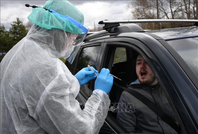 Nhân viên y tế lấy mẫu xét nghiệm Covid-19 tại Moskva, Nga, ngày 17-4-2020. Ảnh: THX-TTXVN