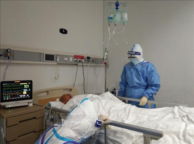 Bệnh nhân Covid-19 được điều trị tại bệnh viện ở Vũ Hán, tỉnh Hồ Bắc, Trung Quốc ngày 24-4-2020. Ảnh: THX-TTXVN