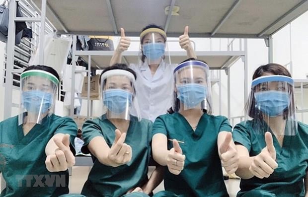 Medical staff at the National Hospital of Tropical Diseases show their optimism and determination to push back the COVID-19 pandemic (Source: VNA)