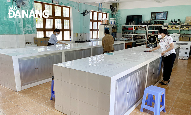 Teachers of the Hoang Hoa Tham Senior High School cleaning up a room