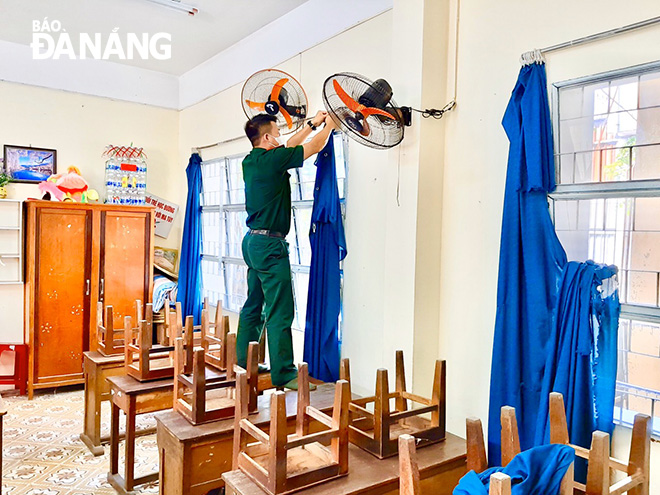 Parents of Vo Van Sau Primary School pupils helping teachers cleaning up classroom