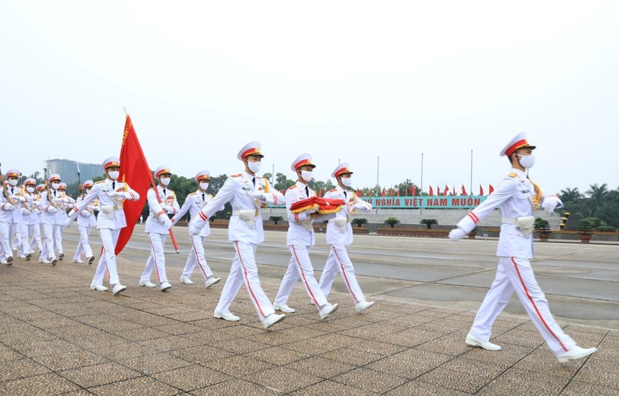 Đội hình thực hiện lễ thượng cờ, dẫn đầu là Quân kỳ Quyết thắng. (Ảnh: Thành Đạt-TTXVN)