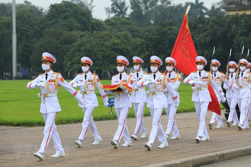 Dẫn đầu là quân kỳ quyết thắng, sau đó là 34 đồng chí tiêu binh tượng trưng cho 34 chiến sĩ đầu tiên của Quân đội Nhân dân Việt Nam. (Ảnh: Thành Đạt-TTXVN)