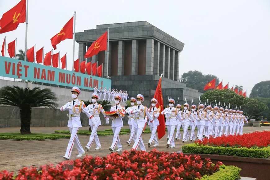 Lực lượng tiêu binh đưa Quốc kỳ trước Lăng Chủ tịch Hồ Chí Minh. (Ảnh: Thành Đạt-TTXVN)