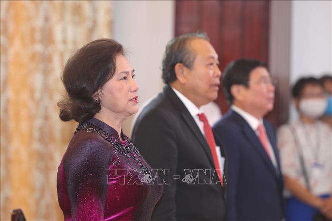 Chủ tịch Quốc hội Nguyễn Thị Kim Ngân, Phó Thủ tướng Thường trực Trương Hòa Bình thực hiện nghi thức chào cờ tại lễ kỷ niệm. Ảnh: Thanh Vũ-TTXVN