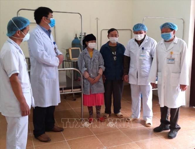 Các y, bác sỹ Bệnh viện Đa khoa huyện Đồng Văn (Hà Giang) căn dặn bệnh nhân 268 khi được công bố khỏi bệnh. Ảnh: TTXVN phát