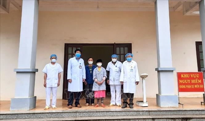 Các y, bác sỹ Bệnh viện Đa khoa huyện Đồng Văn (Hà Giang) chụp ảnh lưu niệm với bệnh nhân 268 khi được công bố khỏi bệnh. Ảnh: TTXVN phát