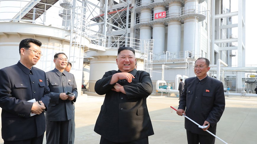 Hình ảnh ông Kim Jong-un 'tái xuất' trong lễ khánh thành một nhà máy