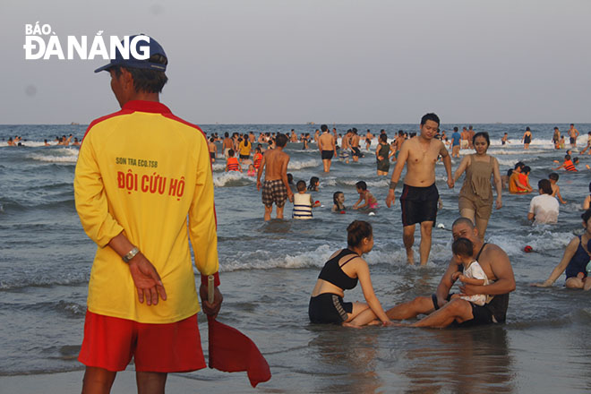 Nắng nóng, biển Đà Nẵng đông nghịt người
