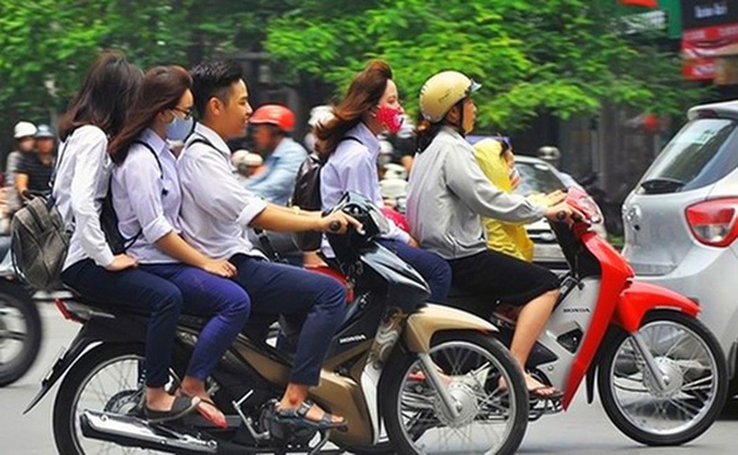 Lập biên bản 12 học sinh đi xe máy đến trường