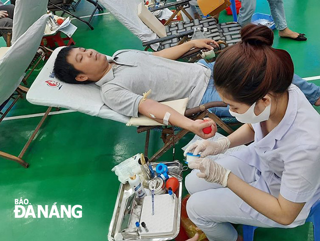 Gần 500 cán bộ, công chức, viên chức, người lao động thành phố hiến máu tình nguyện