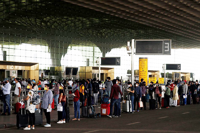 Hàng trăm hành khách kẹt ở sân bay Ấn Độ