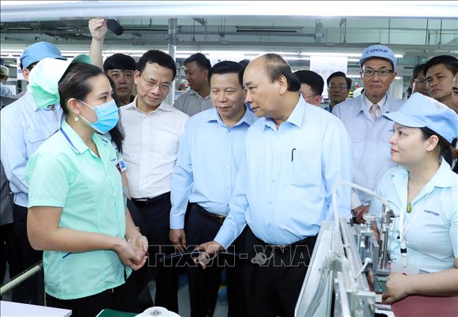 Thủ tướng Nguyễn Xuân Phúc đến thăm, tặng quà cho công nhân lao động tại Bắc Ninh