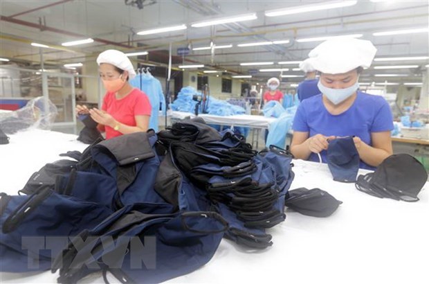 Producing face masks for export (Photo: VNA)