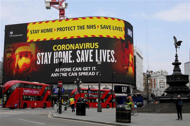 Tấm biển ghi thông điệp của chính phủ Anh động viên người dân ở nhà để phòng tránh sự lây lan của dịch COVID-19 tại London, Anh. Ảnh: THX/TTXVN