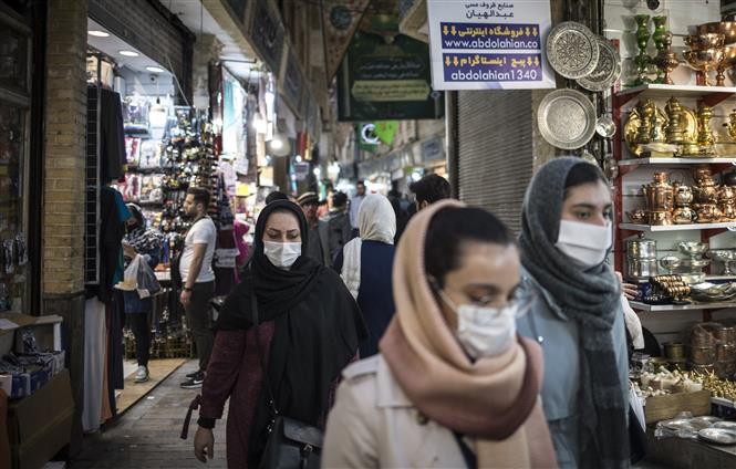  Người dân đeo khẩu trang phòng lây nhiễm COVID-19 tại Tehran, Iran, ngày 24/4/2020. Ảnh: THX/TTXVN