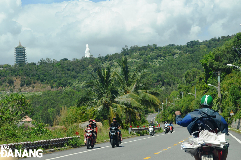 Many families visiting the Son Tra Peninsular in the morning of 30 April