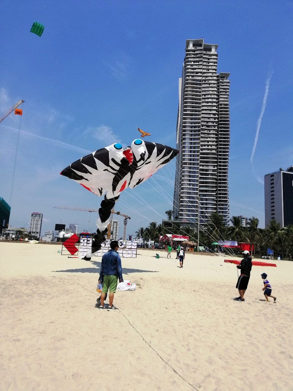 The My Khe Beach is very attractive to both domestic and foreign visitors thanks to its clear blue waters and soft white sands.