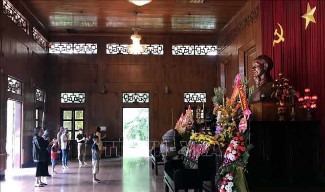 Du khách thành kính dâng hương tại Nhà tưởng niệm Chủ tịch Hồ chí Minh.