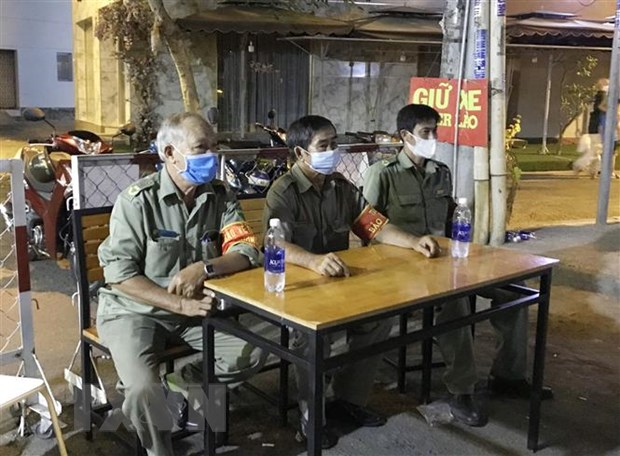 Lực lượng bảo vệ dân phố túc trực 24/24 tại Chung cư 1A - 1B Nguyễn Đình Chiểu. (Ảnh: TTXVN phát)