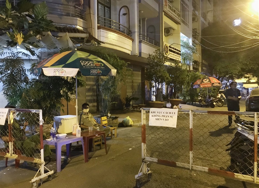 The entrance to an apartment building in Nguyen Dinh Chieu Street in HCM City’s District 1 was cordoned off on April 30. This is where a patient lives and tested positive for Covid-19 again after given the all-clear. 