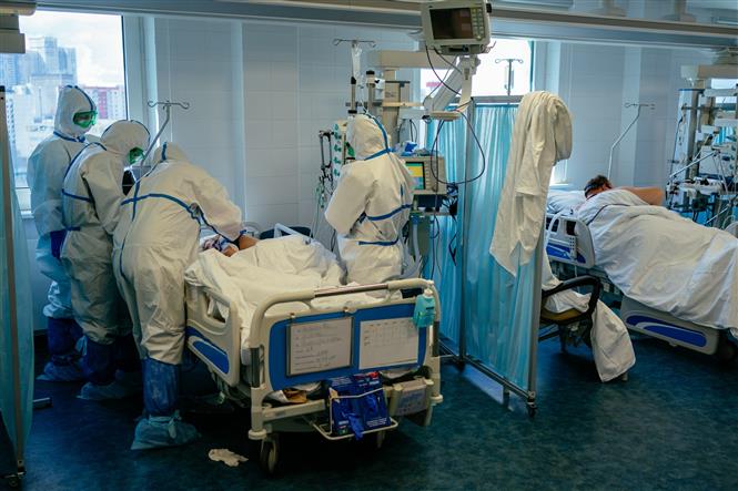 Nhân viên y tế điều trị cho bệnh nhân mắc Covid-19 tại một bệnh viện ở Moskva, Nga ngày 20-4-2020. Ảnh: AFP-TTXVN