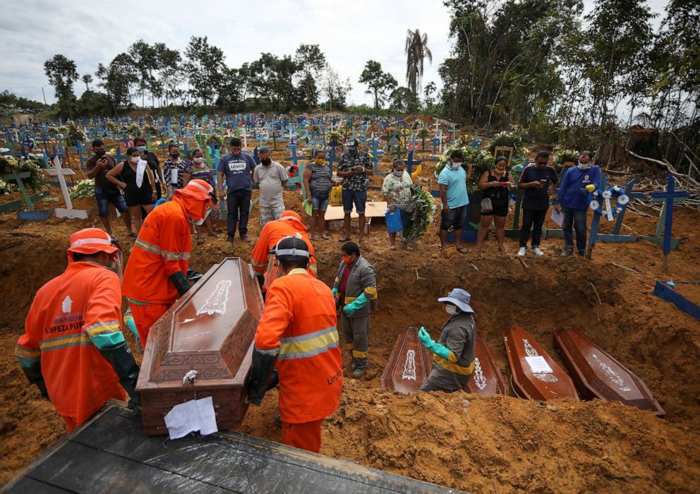 Chôn cất người tử vong do Covid-19 trong mộ tập thể ở Manaus, Brazil ngày 28-4. Ảnh: Reuters