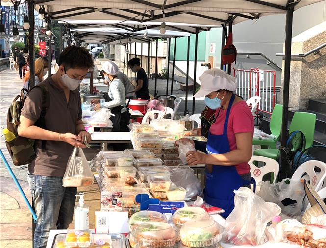 Các cửa hàng bán đồ ăn bên ngoài trung tâm thương mại và quầy hàng rong trên đường phố sẽ được phép hoạt động trở lại từ 3-5. Ảnh: Ngọc Quang - PV TTXVN tại Thái Lan