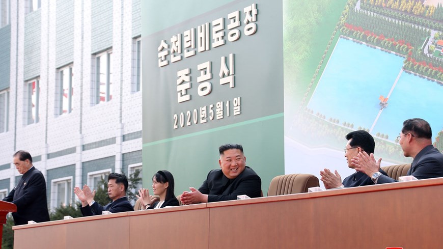 Đây là lần đầu tiên Kim Jong-un xuất hiện trước công chúng kể từ ngày 11-4, thời điểm ông tham dự một cuộc họp của Bộ Chính trị. (Nguồn: SBS)