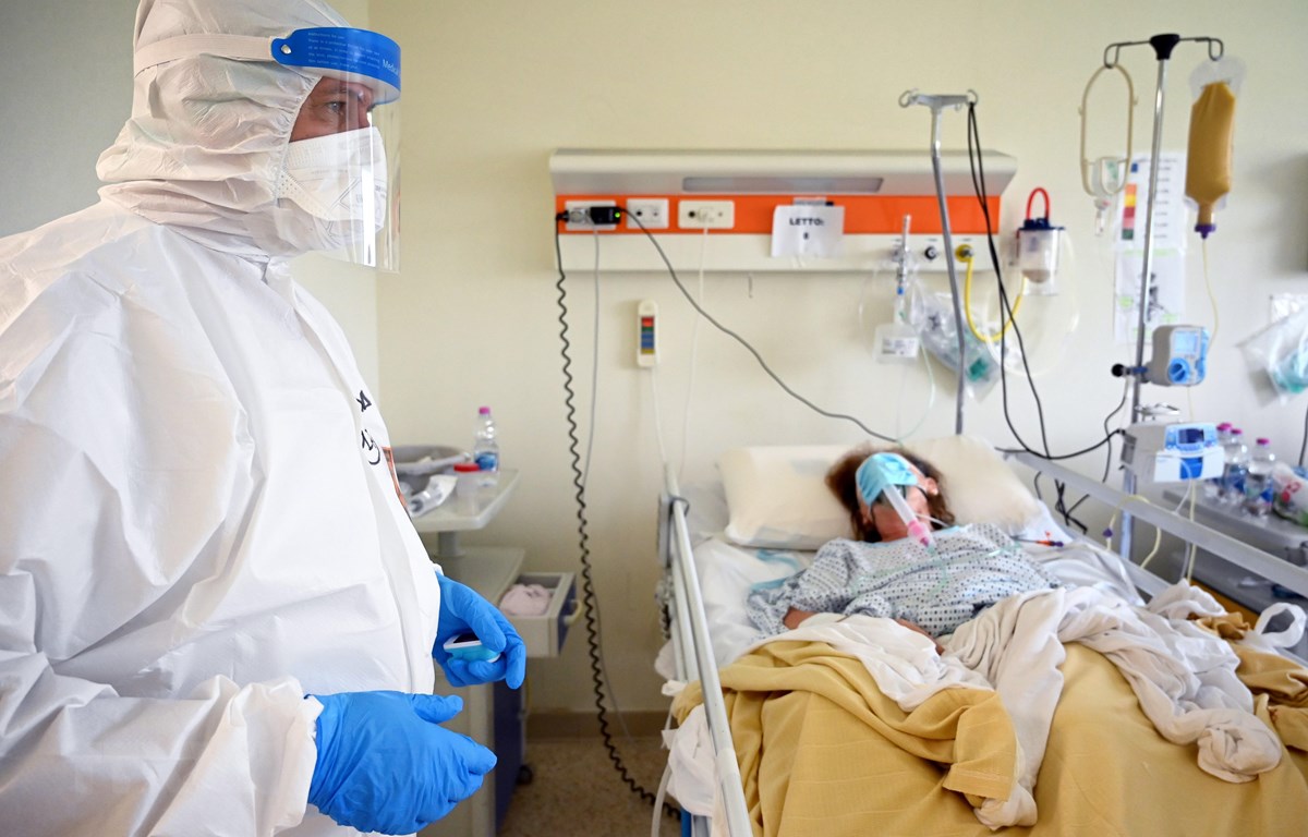 Nhân viên y tế chăm sóc bệnh nhân mắc COVID-19 tại một bệnh viện ở Rome, Italy ngày 29/4/2020. (Ảnh: AFP/TTXVN)