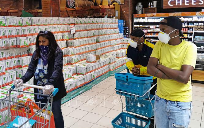 Người dân mua sắm tại một siêu thị ở Johannesburg, Nam Phi ngày 5/4/2020. Ảnh: THX/TTXVN