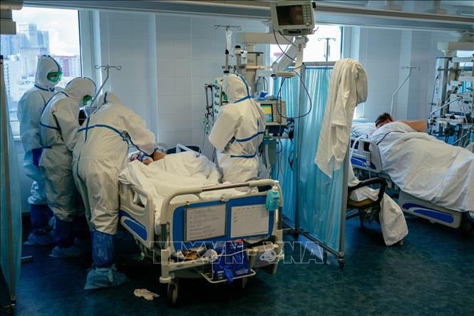 Nhân viên y tế điều trị cho bệnh nhân mắc COVID-19 tại một bệnh viện ở Moskva, Nga ngày 20/4/2020. Ảnh: AFP/TTXVN
