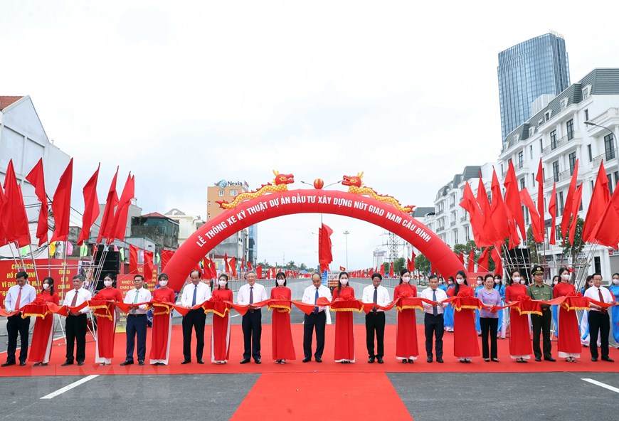 Thủ tướng Nguyễn Xuân Phúc và các đại biểu thực hiện nghi thức khánh thành. (Ảnh: Thống Nhất/TTXVN)