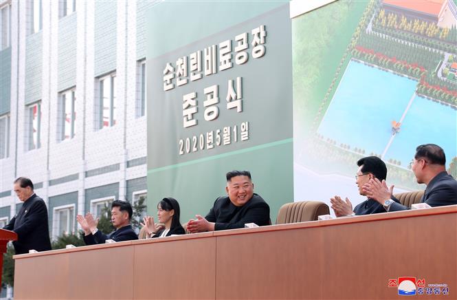   Nhà lãnh đạo Triều Tiên Kim Jong-un (thứ 3, phải) dự lễ khánh thành nhà máy sản xuất phân lân ở Sunchon, phía Bắc thủ đô Bình Nhưỡng ngày 1-5-2020. Ảnh: YONHAP/TTXVN