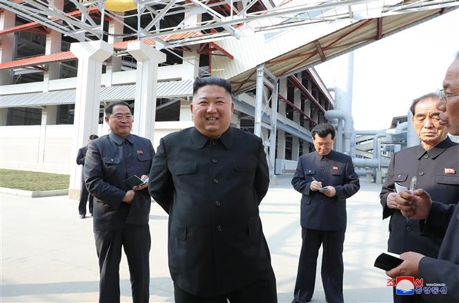  Nhà lãnh đạo Triều Tiên Kim Jong-un (giữa) thăm nhà máy sản xuất phân lân vừa khánh thành ở Sunchon, phía Bắc thủ đô Bình Nhưỡng ngày 1/5/2020. Ảnh: YONHAP/TTXVN