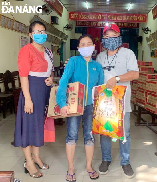 Hội Nông dân phường Thọ Quang, quận Sơn Trà tặng gạo, mì tôm cho hội viên nông dân có hoàn cảnh khó khăn. Ảnh: XUÂN DŨNG