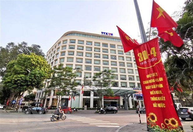 Ly Thuong Kiet street in Hanoi is decorated with flags on the occasion of the 45th anniversary of the liberation of the South and National Reunification Day (Photo: VNA)