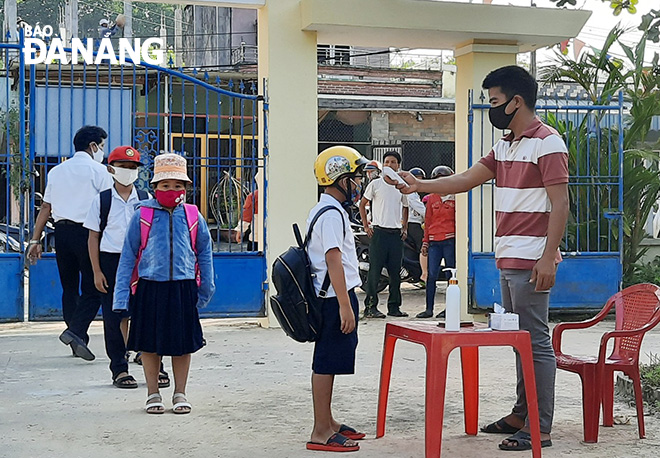 Học sinh Trường tiểu học Hòa Phú (xã Hòa Phú, huyện Hòa Vang) chấp hành nghiêm túc công tác phòng, chống Covid-19 trong buổi đầu đi học. Ảnh: N.P