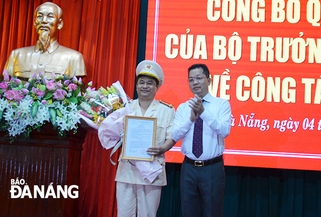 Phó Bí thư Thường trực Thành ủy Nguyễn Văn Quảng tặng hoa chúc mừng Đại tá Phan Văn Dũng. Ảnh: N.P