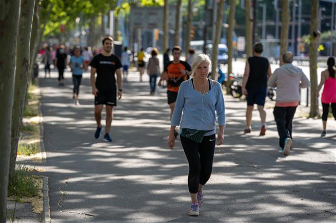 Người dân tập thể dục tại Đại lộ Diagonal, Barcelona, Tây Ban Nha ngày 2-5/2020. Ảnh: THX/ TTXVN