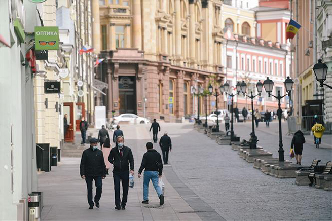 Người dân đeo khẩu trang phòng lây nhiễm Covid-19 tại Moskva, Nga ngày 30-4-2020. Ảnh: THX/ TTXVN