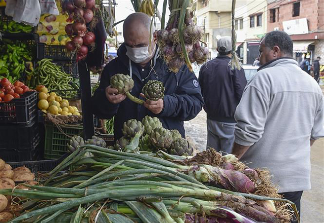 Người dân mua rau củ quả tại một cửa hàng ở Khraicia, Algeria, ngày 25-4-2020. Ảnh: AFP/TTXVN