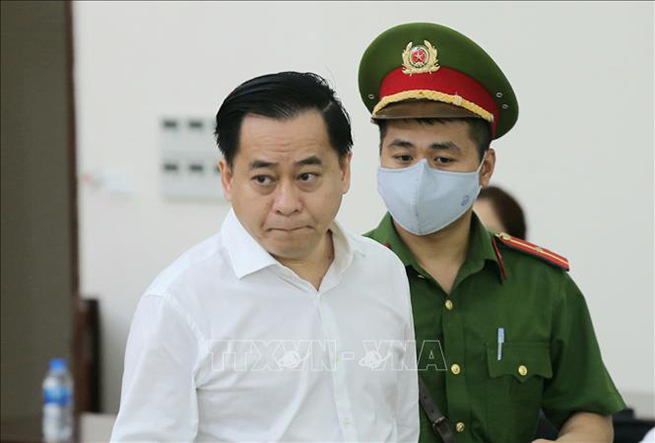Cảnh sát dẫn giải bị cáo Phan Văn Anh Vũ (cựu Chủ tịch HĐQT Công ty cổ phần Xây dựng 79, Công ty cổ phần Bắc Nam 79).