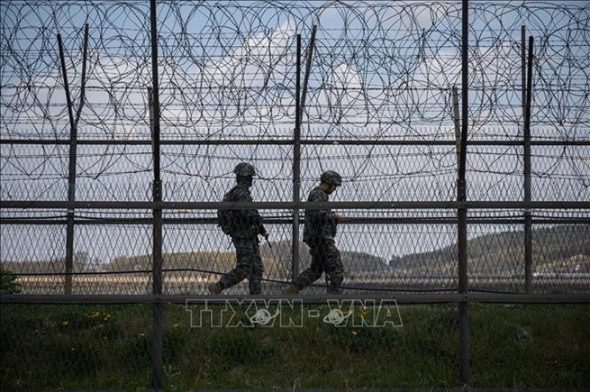 Binh sĩ Hàn Quốc tuần ra dọc hàng rào biên giới giữa hai miền Triều Tiên, tại Ganghwa, Hàn Quốc, ngày 23-4-2020. Ảnh minh họa: AFP/TTXVN