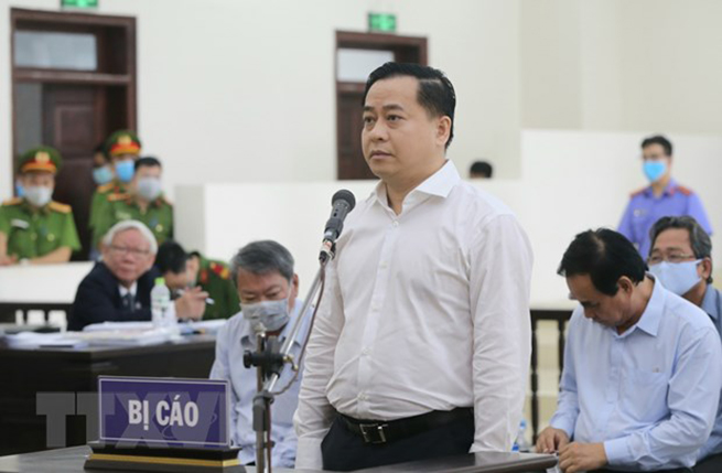  Bị cáo Phan Văn Anh Vũ (cựu Chủ tịch Hội đồng quản trị Công ty cổ phần Xây dựng 79, Công ty cổ phần Bắc Nam 79) khai báo trước tòa. (Ảnh: Doãn Tấn/TTXVN)