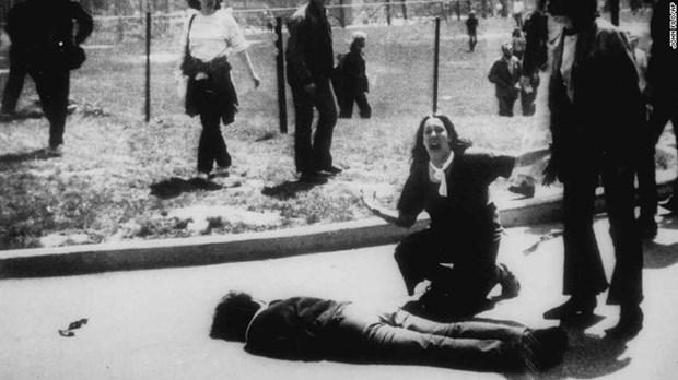 Bức ảnh ghi lại hình ảnh Mary Ann Vecchio quỳ xuống và òa khóc bên thi thể của sinh viên Jeffrey Miller, một trong những sinh viên đã ngã xuống ngày hôm đó. (Nguồn: CNN)