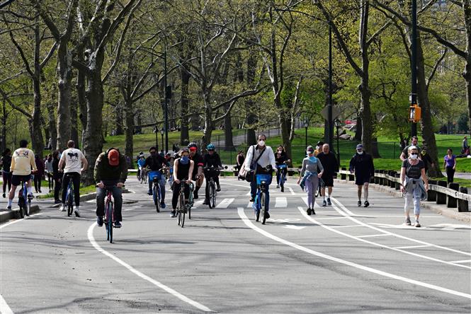 Hàng chục người tại bang New York ngày 3/5 đã bị phạt vì vi phạm giãn cách xã hội khi tụ tập đông người ở bãi biển, công viên. Trong ảnh, người dân đạp xe và đi bộ tại công viên Trung tâm ở New York ngày 25/4/2020. Ảnh: AFP/TTXVN