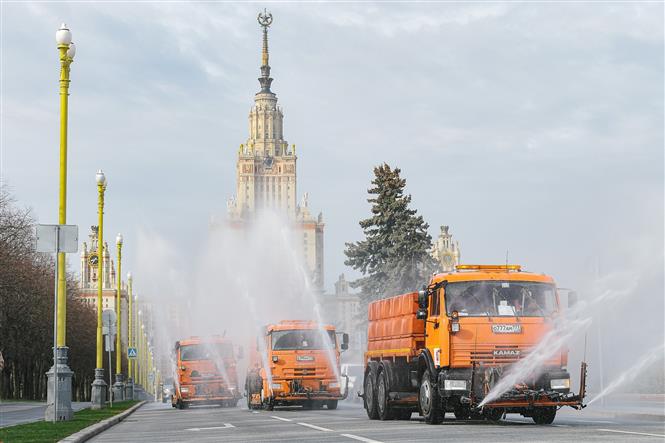Phun thuốc khử trùng trên đường phố tại Moskva, Nga ngày 24/4/2020 nhằm ngăn chặn sự lây lan của COVID-19. Ảnh: THX/ TTXVN